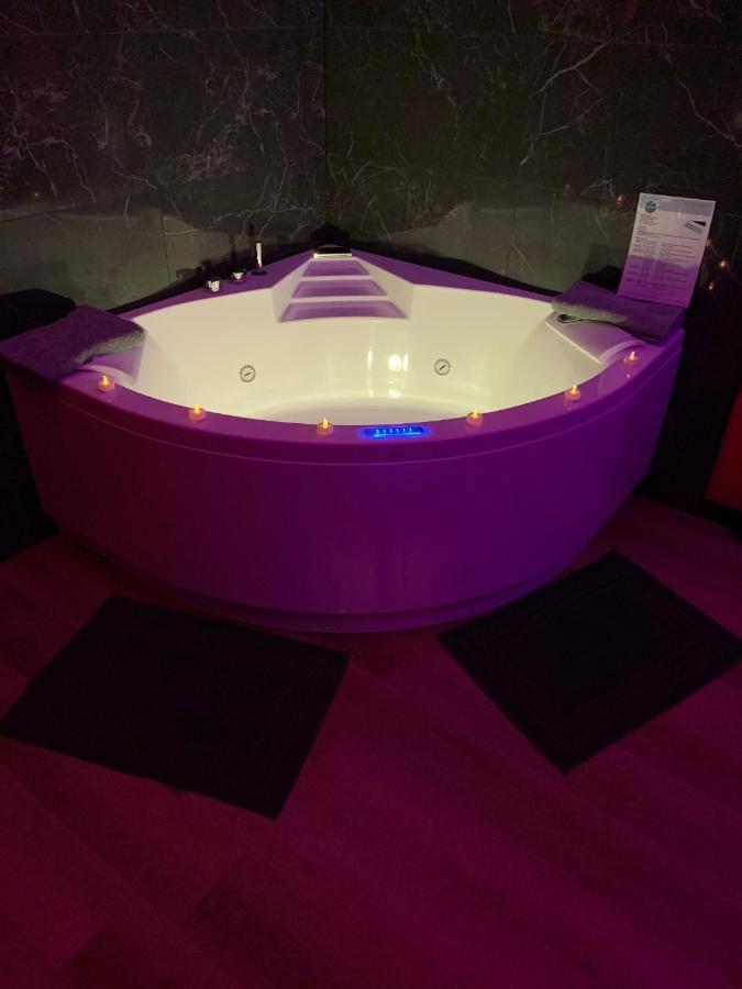 Love Room Avec Jacuzzi Prive Bonnetable Zewnętrze zdjęcie